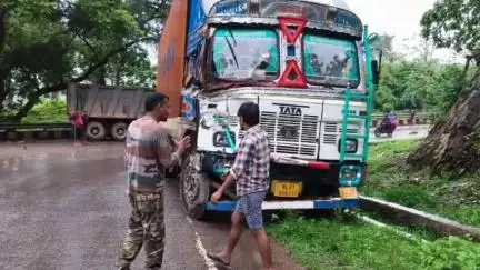 कवर्धा: चिल्फी घाट में कंटेनर और हाईवा की टक्कर के बाद चालक के बीच हुआ विवाद, पुलिस ने कराया मामला शांत