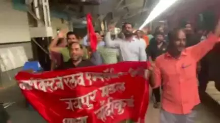 बसवा: बांदीकुई में रेल कर्मचारियों ने गेटमैन को धमकी देने के मामले में किया विरोध प्रदर्शन, नारेबाजी की