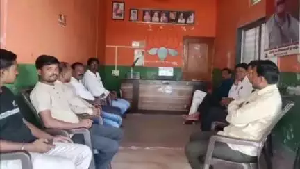 सेनगाव: शहरातील भाजप संपर्क कार्यालयात पंतप्रधान नरेंद्र मोदी यांच्या मन की बात कार्यक्रमाच्या लाईव्ह प्रक्षेपणाचे सादरीकरण