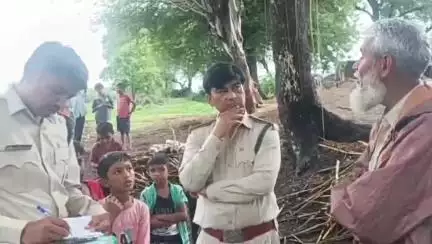 बड़वानी: ग्राम मुंडियापुरा में दिखे कबर बिज्जू और उसके बच्चे, सूचना पर पहुंची वन विभाग की टीम