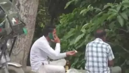 रायगढ़: सिग्नल चौक की मुख्य सड़कों पर शराबियों का अड्डा, भयमुक्त वातावरण में मुख्य मार्गों पर शराबियों का जमावड़ा