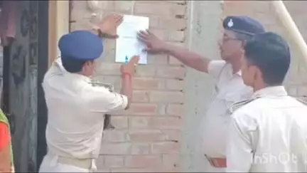 बरौली: माधोपुर थाना पुलिस ने मारपीट मामले में फरार दो आरोपितों के घर पर इश्तहार चिपकाया