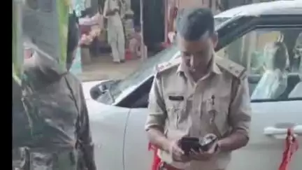 जलडेगा: थाना प्रभारी का प्रतिबंधित पदार्थों के खिलाफ छापामारी अभियान, जब्त पदार्थों को किया आग के हवाले