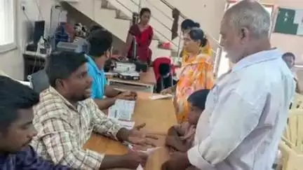 జమ్మలమడుగు: కలమల్ల గ్రామంలోని సచివాలయంలో ఉచిత కంటి వైద్య పరీక్షలు
