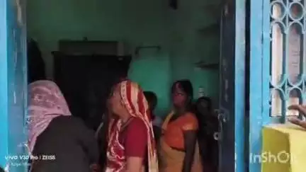 कुर्था: इब्राहिमपुर: वृद्धावस्था पेंशन के लिए मुखिया के खैराड़ीह आवास पर उमड़ी महिलाओं की भीड़
