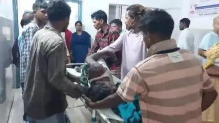 लोहरदगा: भकसो बड़का टोली में बिजली विभाग की लापरवाही, 11 हजार वोल्ट के तार से झुलसा अधेड़