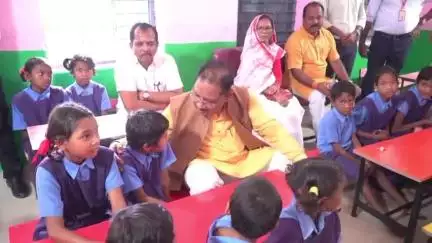 कांसाबेल: मुख्यमंत्री बने छात्र, बगिया प्राथमिक स्कूल में नन्हें छात्रों के साथ कुर्सी-टेबल पर बैठ कर सीखे आधुनिक पढ़ाई के गुर