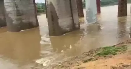 गोलमुरी-सह-जुगसलाई: खरकई नदी में उफान, निचले इलाकों में पानी भरने से जनजीवन प्रभावित