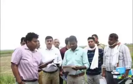 शोहरतगढ़: जिलाधिकारी ने महानिरीक्षक निबंधन के साथ ग्राम खैरी उर्फ झुगहवा का किया निरीक्षण