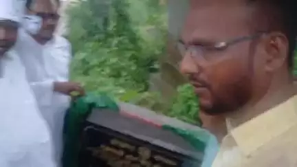 टुंडी: टुंडी विधायक मथुरा प्रसाद महतो ने कलालीमोड़ केशका ओझाडीह मुख्य पथ पर पुल निर्माण कार्य का शिलान्यास किया