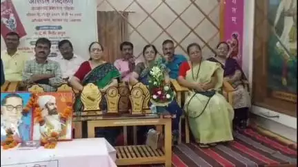 जळगाव: महाबळ येथील अभियंता भवाना कवयित्री ज्योती वाघ यांच्या 'ओसंडले शब्दकण' काव्यसंग्रहाचे प्रकाशन!