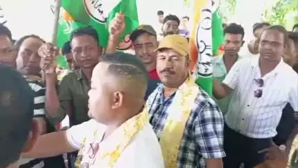 রাজগঞ্জ: সাইলি চা বাগানে একটি সভায় ৫০ টি পরিবার বিজেপি ছেড়ে তৃণমূলে যোগ দিল, উপস্থিত মন্ত্রী বুলুচিক বড়াইক