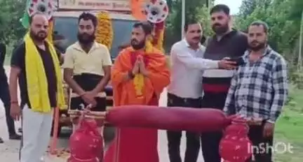 अटेर: अटेर के परा गांव पहुंचे हरिद्वार से कावड़ ला रहे पांच युवा, गाय को राष्ट्रीय पशु घोषित करने का उठाया बीड़ा