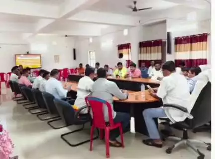 ठाकुरगंज: ठाकुरगंज प्रखंड में मतदाताओं में जागरूकता लाने और सत्यापन को लेकर समीक्षा बैठक की गई