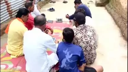 राजगढ़: राजगढ़ के बूथ क्रमांक 102 पर भाजपा कार्यकर्ताओं ने प्रधानमंत्री नरेंद्र मोदी के 'मन की बात' कार्यक्रम का प्रसारण सुना