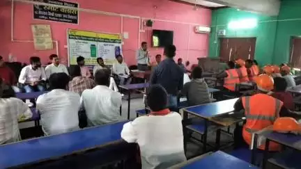 पिपरिया: वलीपुर गांव के विद्यालय में बीडीओ ने स्वच्छता कर्मियों व जनप्रतिनिधियों के साथ बैठक की