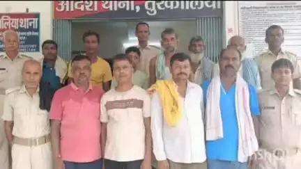 तुरकौलिया: तुरकौलिया पुलिस ने अलग-अलग मामलों के 10 आरोपियों को गिरफ्तार कर रविवार को न्यायिक हिरासत में भेजा