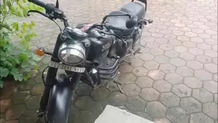 सैलाना: संतुलन बिगड़ने से बुलेट सवार तीन युवक सड़क किनारे संकेतक से टकराए, एक युवक गंभीर घायल