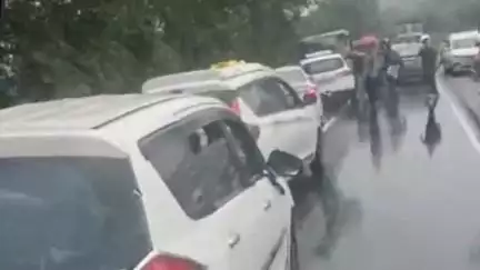 बड़वाह: ग्राम मनिहार के पास कार पलटने से एक व्यक्ति की मौत, चार घायल, सिविल अस्पताल में हुआ पोस्टमार्टम