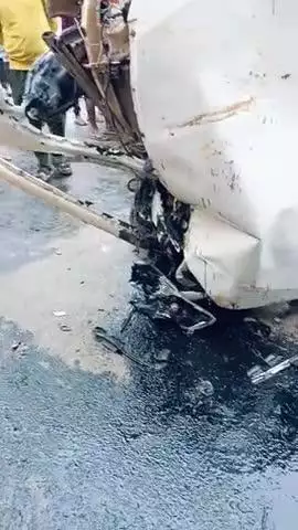 Ambikapur - darima road ,kanthi chock ke pass mainpat se aa rahi tej raphatar innova car ne  road ke side me baithe logo