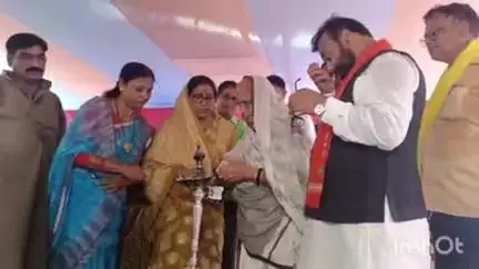 बड़हरा: बखोरापुर गांव में किसान सम्मान समारोह का आयोजन, कृषि वैज्ञानिक व भाजपा नेता की माता ने दीप प्रज्ज्वलित कर किया उद्घाटन