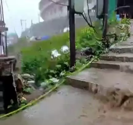 जोशीमठ: बदरीनाथ धाम में मंदिर जाने के पैदल मार्ग पर बह रही गंदगी, यात्री और स्थानीय नागरिक परेशान, विभाग बना मूकदर्शक