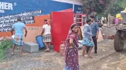 ভগবানগোলা ১: ভগবানগোলা: গোষ্ঠীর লোনের টাকা আত্মসাৎ করে বাড়ি বিক্রি, বিক্ষোভে উত্তপ্ত মহৎপুর খোদারপাড়া