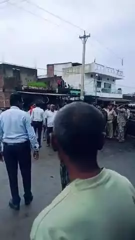 darima road kanthi chock ke paas tej. raphtar Innova card ne logo ko kuchala bada hadaa tala ....@#