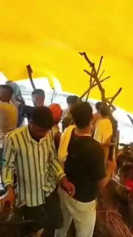 उन्नाव: परियर शमशान घाट पर शव का अंतिम संस्कार करने आए परिजनों पर बारिश हुई, चिता पर लेटे शव को तिरपाल तानकर बचाया गया