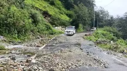 चमोली: चमोली जिले में यात्रा 24 घंटे के लिए रोके जाने के बाद, सात हजार से अधिक यात्री ठहरे, यात्रा खुलने का इंतजार