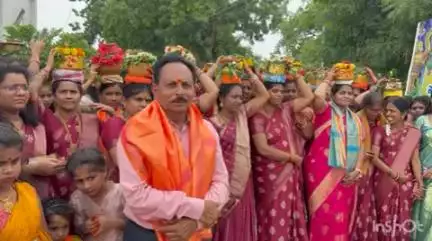 జగిత్యాల: పట్టణంలోని వాణినగర్ పద్మశాలి సేవాసమితి ఆధ్వర్యంలో ఘనంగా పోచమ్మ బోనాలు,డప్పు చప్పుళ్లతో శోభాయాత్ర:పాల్గొన్న మాజీ మున్సిపల్ ఛైర్పర్సన్ శ్రీమతి ఆడువాల జ్యోతి