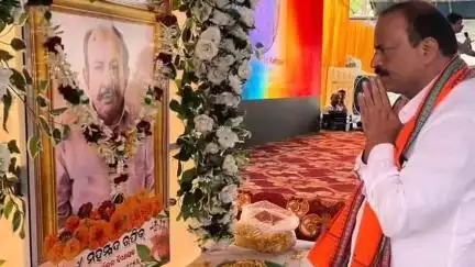 ବରଗଡ: ବରଗଡ଼ ବିଧାୟକ ପୂର୍ବତନ ବିଜେପି ବିଧାୟକଙ୍କୁ ତାଙ୍କ ସୋହେଲା ସ୍ଥିତ ବାସଭବନରେ କଲେ ଶ୍ରଦ୍ଧାଞ୍ଜଳି ଅର୍ପଣ