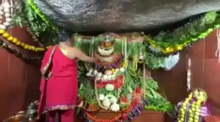 పాపన్నపేట్: చల్లంగా చూడమ్మా ఓ వన దుర్గమ్మ అంటూ భక్తులు అమ్మవారిని దర్శించుకుని చెల్లించుకున్న మొక్కలు