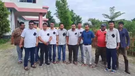 সৰুপথাৰ: মন্ত্ৰী জয়ন্তমল্ল বৰুৱাই সাংবাদিকক কৰা তুচ্চ-তাচ্চিল্য মন্তব্যৰ বিৰুদ্ধে সৰুপথাৰত কলা বেজ পৰিধান কৰি প্ৰতিবাদ সাংবাদিকৰ