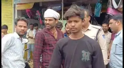 लखनादौन: धूमा मुख्य बाजार में दो संदिग्ध नाबालिग पकड़े गए, कबाड़ खरीदने के नाम पर कर रहे थे हेरफेर, पुलिस को सौंपा