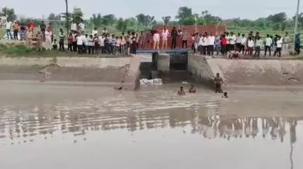पडरौना: पड़रौना नगर के परसौनी कला रेगुलेटर के पास बड़ी नहर में नहाते समय 12 वर्षीय किशोर लापता, तलाश जारी