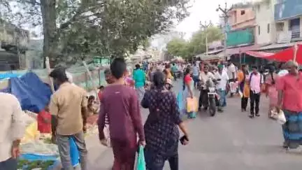 வேடசந்தூர்: வாரச்சந்தையில் சாலையில் கடை வைப்பதால் வாகன ஓட்டிகள் அவதி #localissue