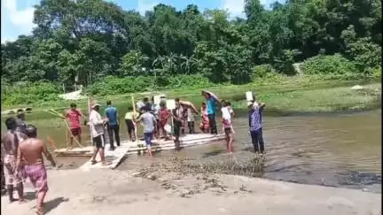 ময়নাগুড়ি: সুটুঙ্গা নদীতে পাকা সেতুর দাবিতে বিক্ষোভ এবং  অতি দ্রুত পাকা সেতু না হলে ভোট বয়কটের ডাক এলাকাবাসীর#jansamasya