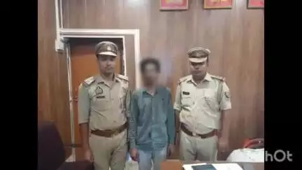 वाराणसी में थाना रामनगर पुलिस टीम ने प्रोक्सी एक्ट से संबंधित वांछित अभियुक्त को किया गिरफ्तार