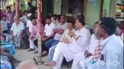 রতুয়া ২: গ্রামের সাধারণ মানুষের সমস্যা অভিযোগ শুনতে সাক্ষী মোর এলাকায় পৌঁছলেন বিধায়ক তথা মালদা জেলা তৃণমূল সভাপতি
