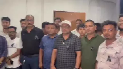 টেঙাখাত: মন্ত্ৰী জয়ন্তমল্ল বৰুৱাৰ বিৰুদ্ধে দুলীয়াজানত কলাবেজ পৰিধান কৰি প্ৰতিবাদ দুলীয়াজান প্ৰেছ ক্লাবৰ সংবাদকৰ্মীৰ