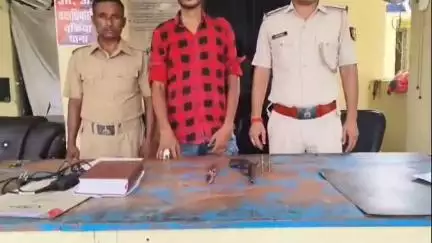 चकिया पिपरा: सूचना के आधार पर छापेमारी कर चकिया थाना क्षेत्र से अभियुक्त दीपक कुमार को एक देशी कट्टा व कारतूस के साथ किया गिरफ्तार