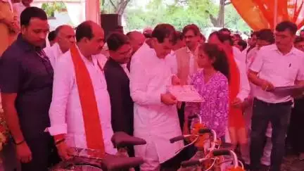 घोसी: मझवारा मोड़ पर मंत्री एके शर्मा ने मेधावी छात्रों को साइकिलें देकर बढ़ाया हौसला, कहा- शिक्षा से ही होगा समावेशी विकास