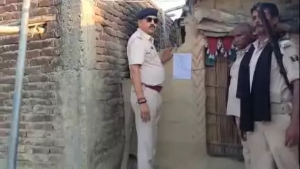 मोतिहारी: जिलेज्ञके ऊची भटीया गांव में हत्याकांड और लछनौता गांव में अपहरण कांड के अभियुक्तों के घर इश्तेहार चस्पा किया गया