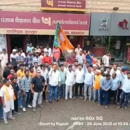 चांडिल: चांडिल चौक बाजार में भाजपा कार्यकर्ताओं ने पूर्व मुख्यमंत्री चांपाई सोरेन का स्वागत किया
