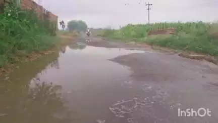 इगलास: इगलास तहसील क्षेत्र के गांव भरतपुर के मुख्य मार्ग पर लंबे समय से जल भराव की समस्या को लेकर ग्रामीण परेशान#jansamasya