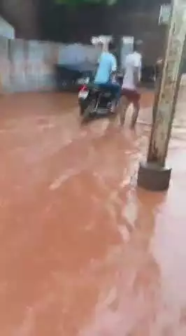 gwalior me bari baresh se garo me bara pani Garib log pareshan Hai