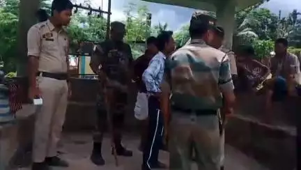 জামপুইজলা: বাংলাদেশী সন্দেহে হকারকে তুলে দিলো পুলিশের হাতে এলাকাবাসী, ঘটনা মধ্য ঘনিয়ামারা এলাকায়