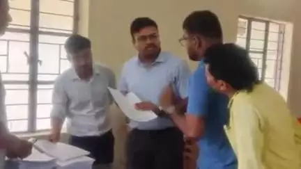 रहुई: रहुई प्रखंड कार्यालय में एसडीएम द्वारा एन्युमरेशन फॉर्म का वितरण