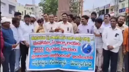 మిర్యాలగూడ: తెలంగాణ ఉద్యమంలో కీలక పాత్ర పోషించిన మీడియాపై దాడులు చేయడం దుర్మార్గమైన చర్య: జర్నలిస్టులు